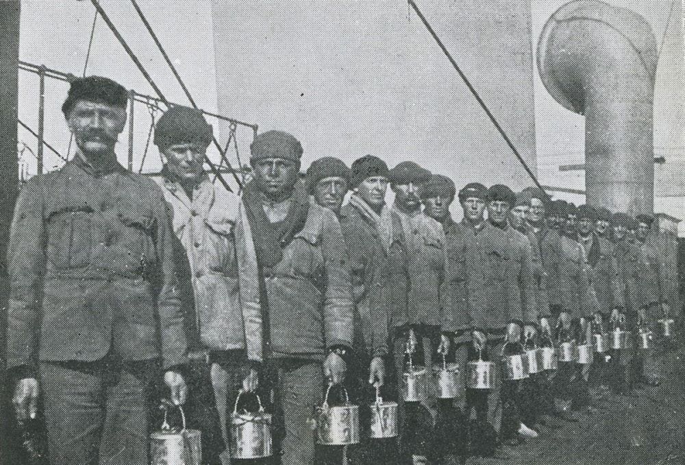 Men of the New Zealand Tunnelling Company on board the troop ship Ruapehu, Christmas Day, 1915.